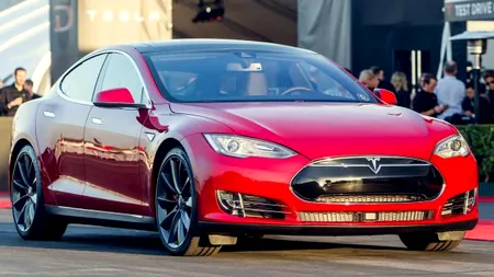 Om prins dormind la volanul unui Tesla cu autopilotul pornit