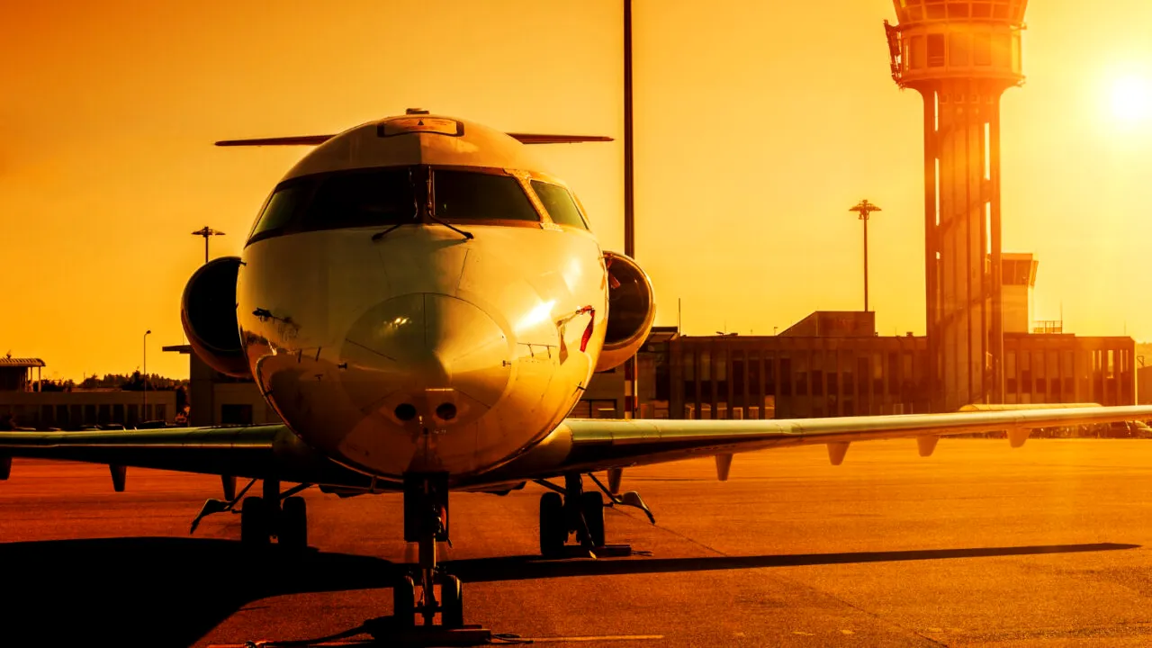 Criză de combustibil în Europa. Aeronavele primesc combustibil cu porția pe patru mari aeroporturi internaționale. Zborurile de linie, limitate