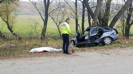VIDEO șocant | Un tânăr de 22 de ani a murit după ce a intrat cu BMW-ul într-un copac, pe un drum din Vaslui