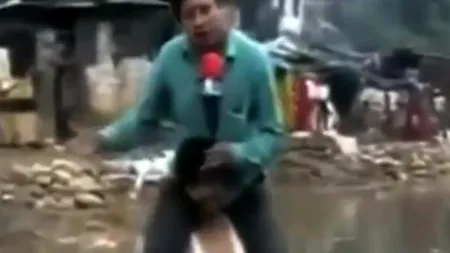 VIDEO: Un jurnalist a transmis de pe umerii unei victime a inundațiilor din India