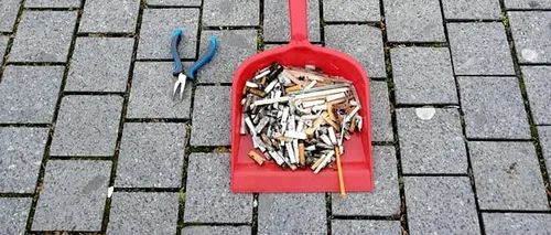 Demers inedit. Un tânăr adună mucuri de țigări aruncate de turiști și postează imaginile pe Facebook - FOTO