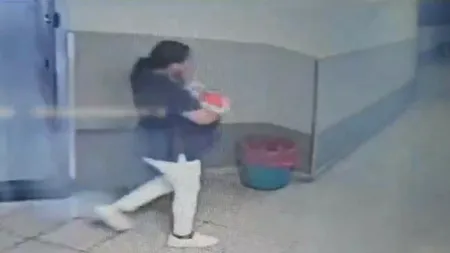 VIDEO | Femeie deghizată în asistentă medicală, filmată când răpește un nou-născut dintr-o maternitate și fuge cu el ascuns într-un rucsac