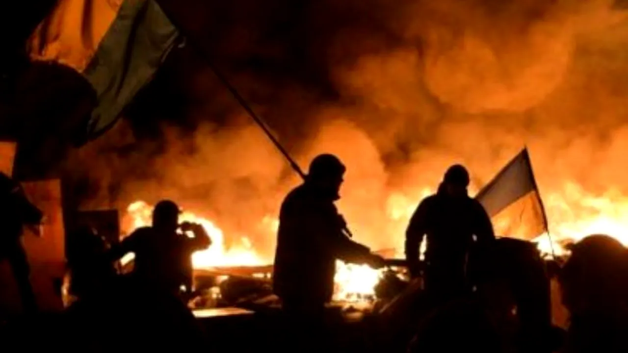 CRIZA DIN UCRAINA. Manifestanții au arborat drapelul Rusiei pe clădirea Parlamentului din Crimeea și cer autonomie totală