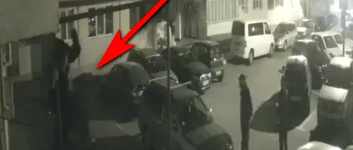 VIDEO | Hoț filmat în timp ce fură o geacă de la etajul 1 al unui bloc din Tecuci. Bărbatul s-a cățărat pe niște țevi până la balcon