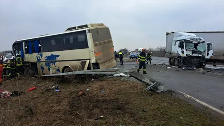 Plan Roşu de Intervenţie în Timiș, după ce un TIR şi un autobuz s-au ciocnit: 11 persoane au fost rănite / Traficul între Timişoara şi Arad, blocat
