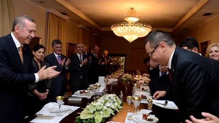 Premierul turc i-a dăruit lui Ponta un tort și a chemat o formație care i-a cântat 
