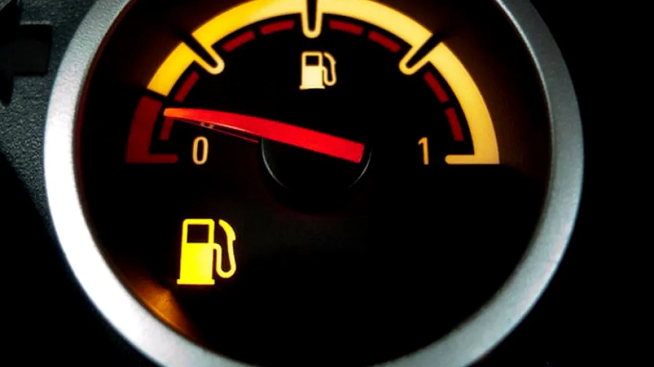 Câți kilometri poți parcurge cu becul rezervorului aprins. Acest site îți va răspunde exact