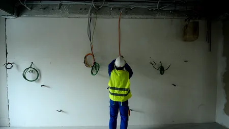 După modelul Nicolae Robu. Furnizorii de internet acuză Primăria Sectorului 4 că demontează rețelele aeriene