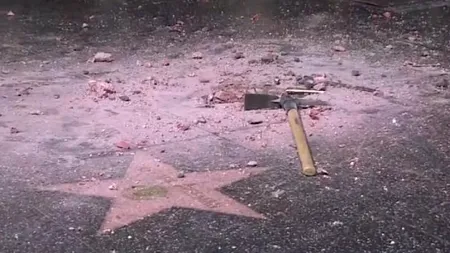 STEAUA lui Trump de pe Aleea Vedetelor A APUS. Un bărbat a vandalizat-o cu un târnăcop