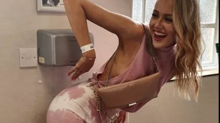 A vărsat o picătură de vin pe costumația ei albă. Ținuta părea distrusă, dar o idee trăsnită i-a salvat ziua - FOTO