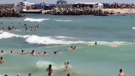 Lanț uman la malul mării. Turiștii s-au mobilizat pentru a ajuta trei salvamari după o acțiune dificilă