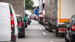 Bunul simț, legiferat. REGULA FERMOARULUI devine obligatorie pentru șoferi. Câte puncte poți pierde din bădărănie