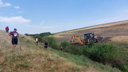 Disperați că le mor animalele de sete, localnicii din Olt sapă să dea de apă la izvoarele secate
