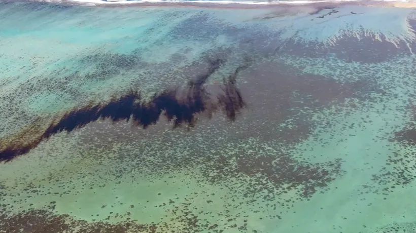 Dezastru ecologic în paradisul din Mauritius: o navă a eșuat, iar mii de tone de petrol s-au scurs într-un recif de corali (FOTO/VIDEO)