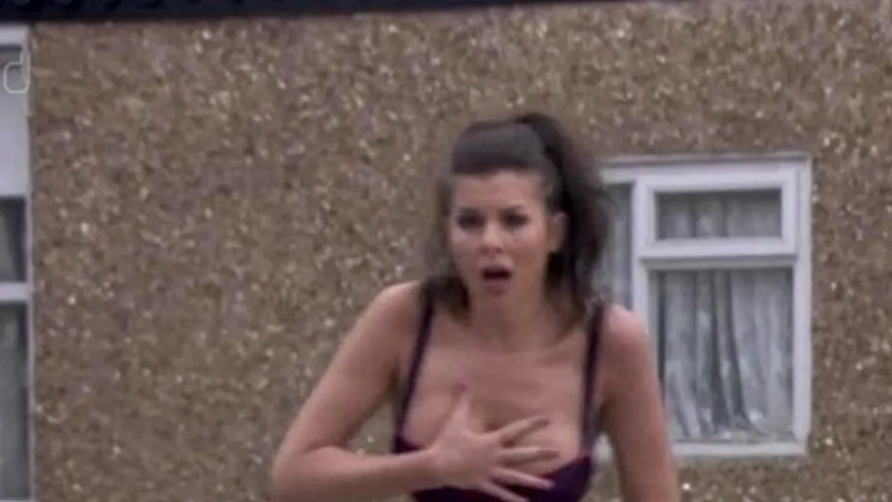 Un cunoscut model britanic, în lenjerie intimă pe stradă. GALERIE FOTO