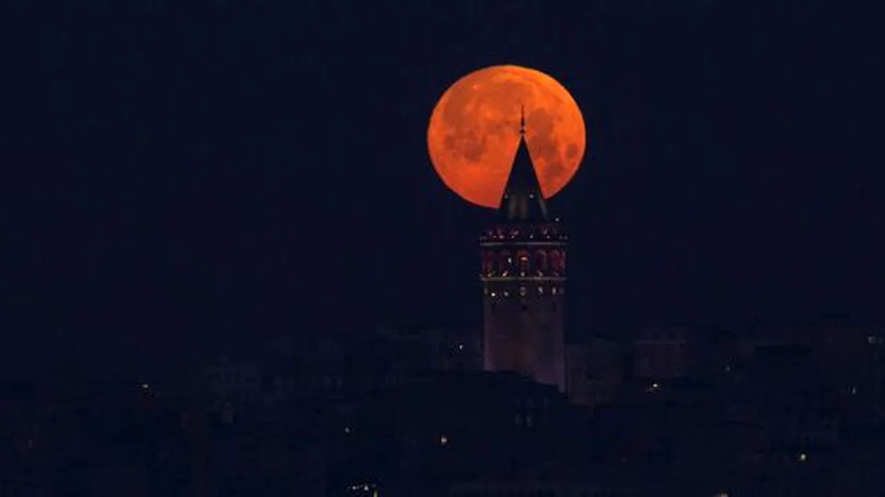 SUPERLUNA albastră sângerie. Imaginile uimitoare cu triplul fenomen astronomic care nu s-a mai văzut pe cer de 150 de ani. FOTO și VIDEO

