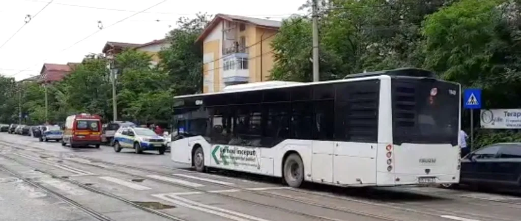 Fată de 15 ani, în comă după ce a fost lovită de un autobuz al regiei de transport în comun din Iași. Șoferul era băut și fusese surprins cu berea în mână (VIDEO)