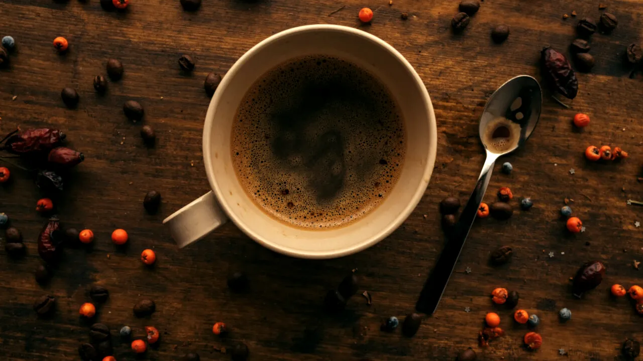 De ce să amesteci cafeaua cu piper negru, potrivit experților