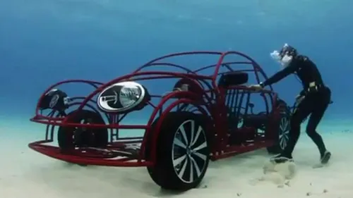 Slalom printre rechini: pe fundul mării, cu Volkswagen Beetle 