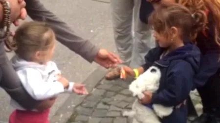 Clipul care ne poate reda încrederea în umanitate. Ce face o fetiță din Germania când se întâlnește cu o refugiată de vârstă similară
