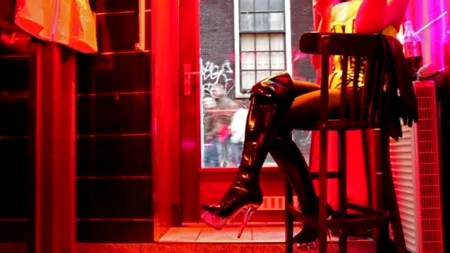 Cele mai bătrâne prostituate din Amsterdam ies la pensie. Câți ani au gemenele. VIDEO