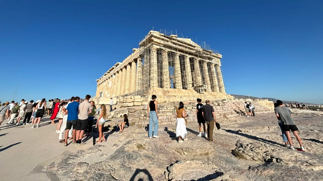 Restricții pentru femei, în noul sezon estival din Grecia. Nerespectarea regulilor poate fi sancționată cu amenzi de până la 3.000 de euro