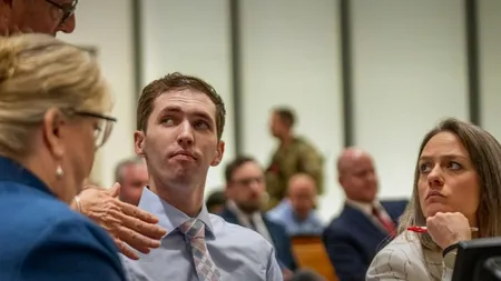 Suspectul acuzat de asasinarea lui Charlie Kirk a apărut pentru prima dată personal în faţa instanţei