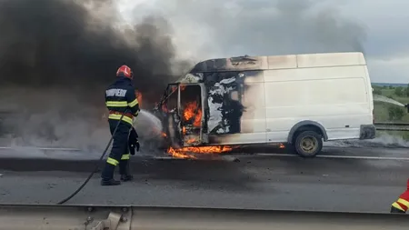 O dubă a luat pe foc pe A1, pe direcția București-Pitești. Traficul rutier a fost restricționat în zona localității argeșene Căteasca