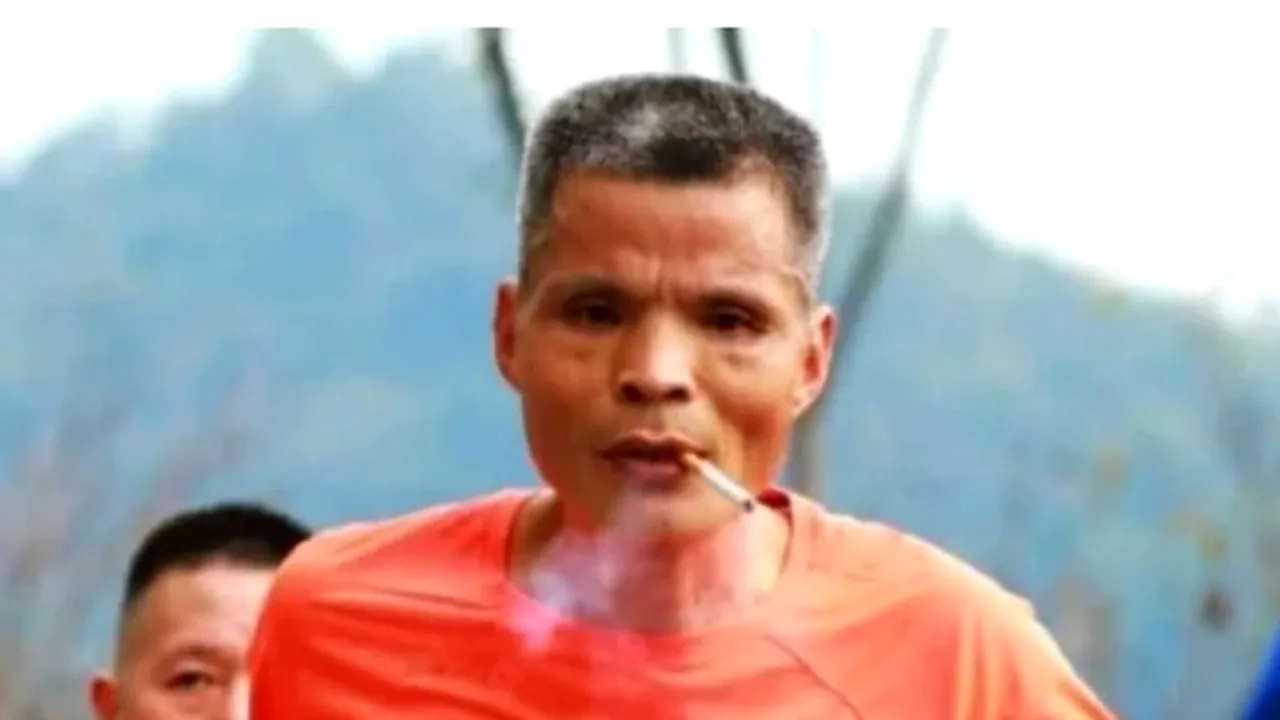 Un alergător de maraton chinez a fost DESCALIFICAT după ce și-a aprins țigară după țigară pe parcursul întregii curse