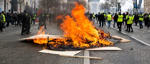 Vestele galbene au provocat incendii la Paris. Polițiștii au intervenit cu gaze lacrimogene - VIDEO