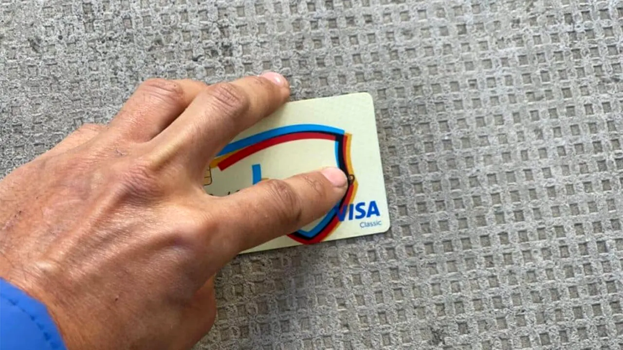 Un vietnamez din Cluj-Napoca și-a PIERDUT cardul bancar pe care avea 3.609 lei. Ce a făcut o româncă, după ce l-a găsit într-un mall