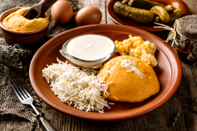 Polenta cu ouă și brânză. Sursa Foto: Shutterstock 