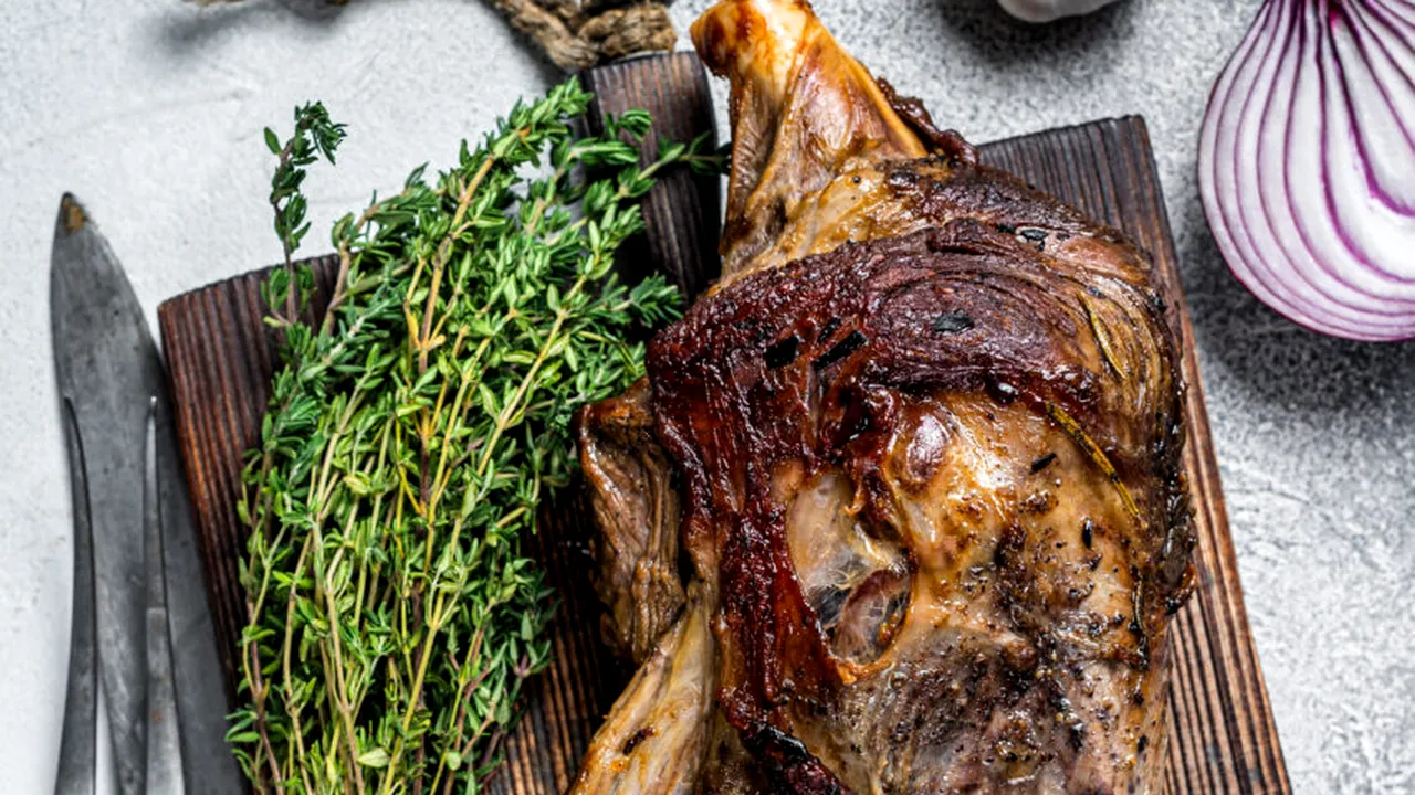 Cea mai bună friptură de MIEL, de Paște. Ce trebuie să faci, de fapt, cu carnea, înainte de a o pune în cuptor