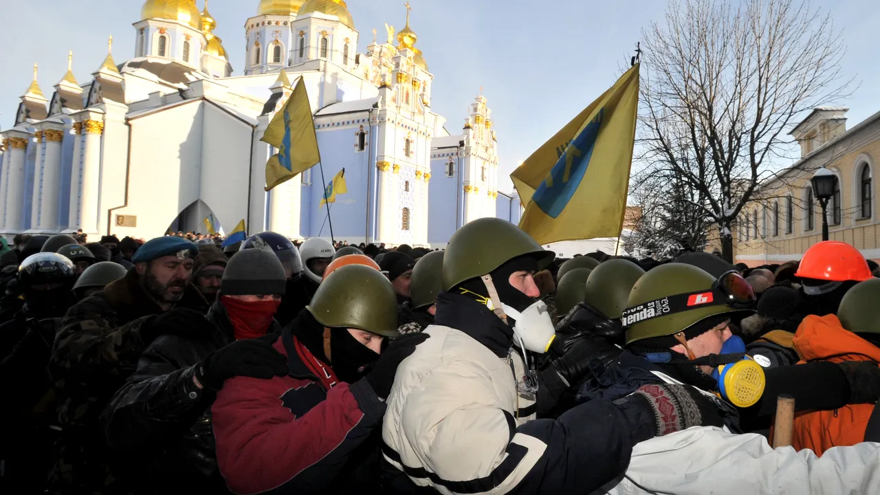 Mii de persoane i-au adus un omagiu unui tânăr ucis miercuri la Kiev. 