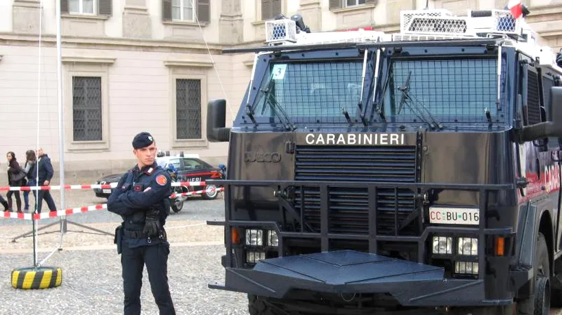 Opt răniți după ce un bărbat a deschis focul spre vecini, într-un bloc din Napoli