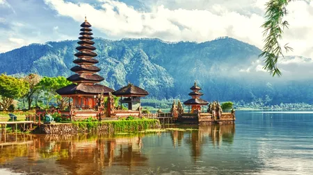 Mii de români plătesc ghid în vacanțe de lux, pentru că nu știu limbi străine