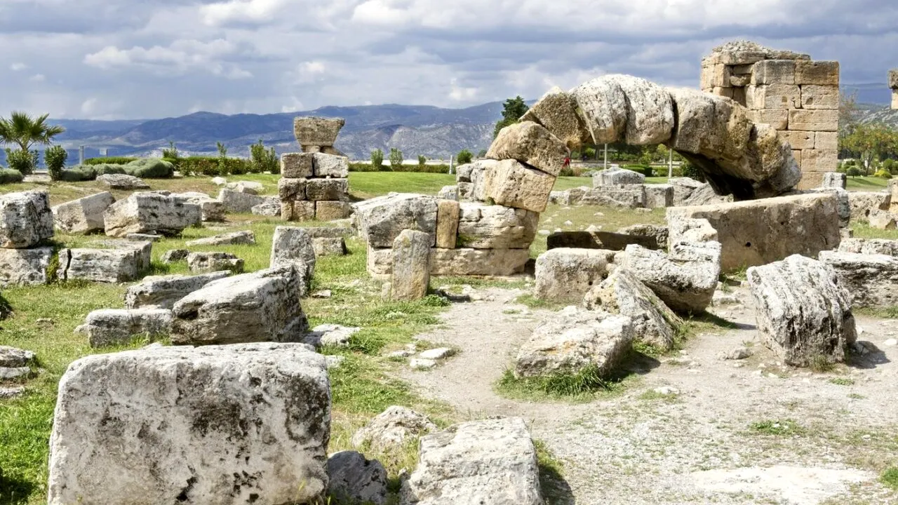 MISTERUL templului considerat „poarta către Iad” a fost deslușit. Nicio ființă care îi trecea pragul nu supraviețuia