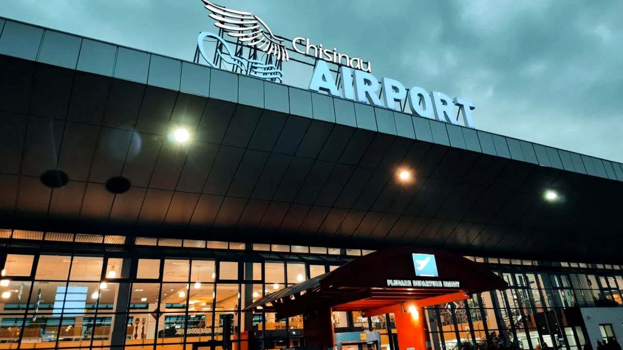 Alertă cu bombă pe Aeroportul Internațional Chișinău. Pasagerii au fost evacuați de urgență