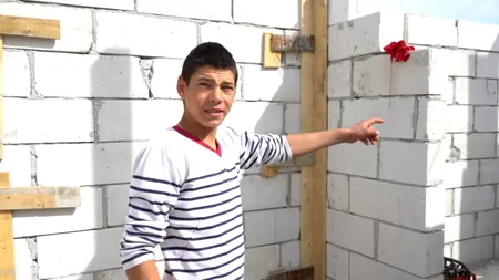 EMOȚIONANT. Povestea unui băiat de 16 ani care își construiește singur casa: „Am avut banii mei, am muncit, i-am strâns şi m-am apucat de casă” - FOTO