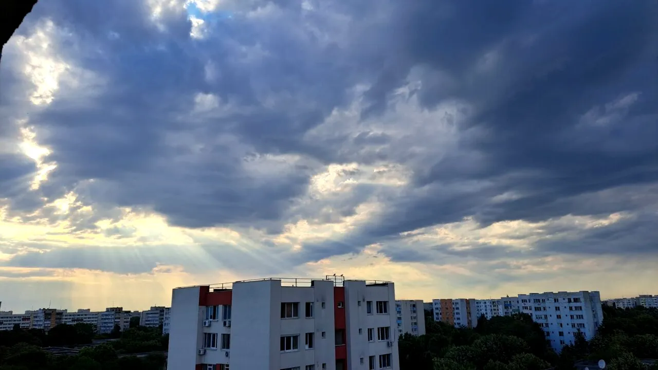 Atenționare cod galben de VIJELIE  și grindină în București, în intervalul orar 17:35 - 18:30, emisă de ANM