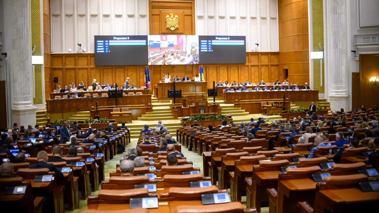 Moţiunea de cenzură a Opoziţiei împotriva Guvernului Bolojan este prezentată în Parlament. Dezbaterea și votul, programate pe 15 decembrie