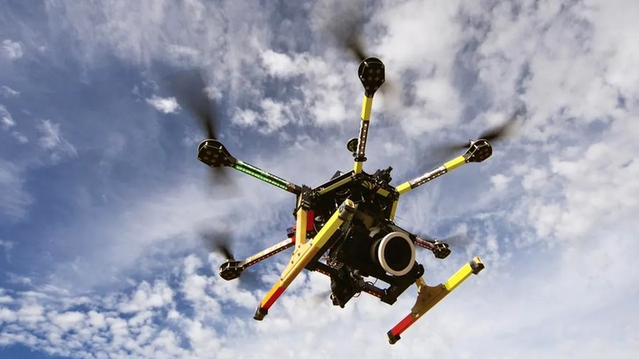 Pe acoperișul biroului premierului japonez a aterizat o dronă marcată cu un însemn radioactiv. La un test, s-a dovedit că nu era o glumă