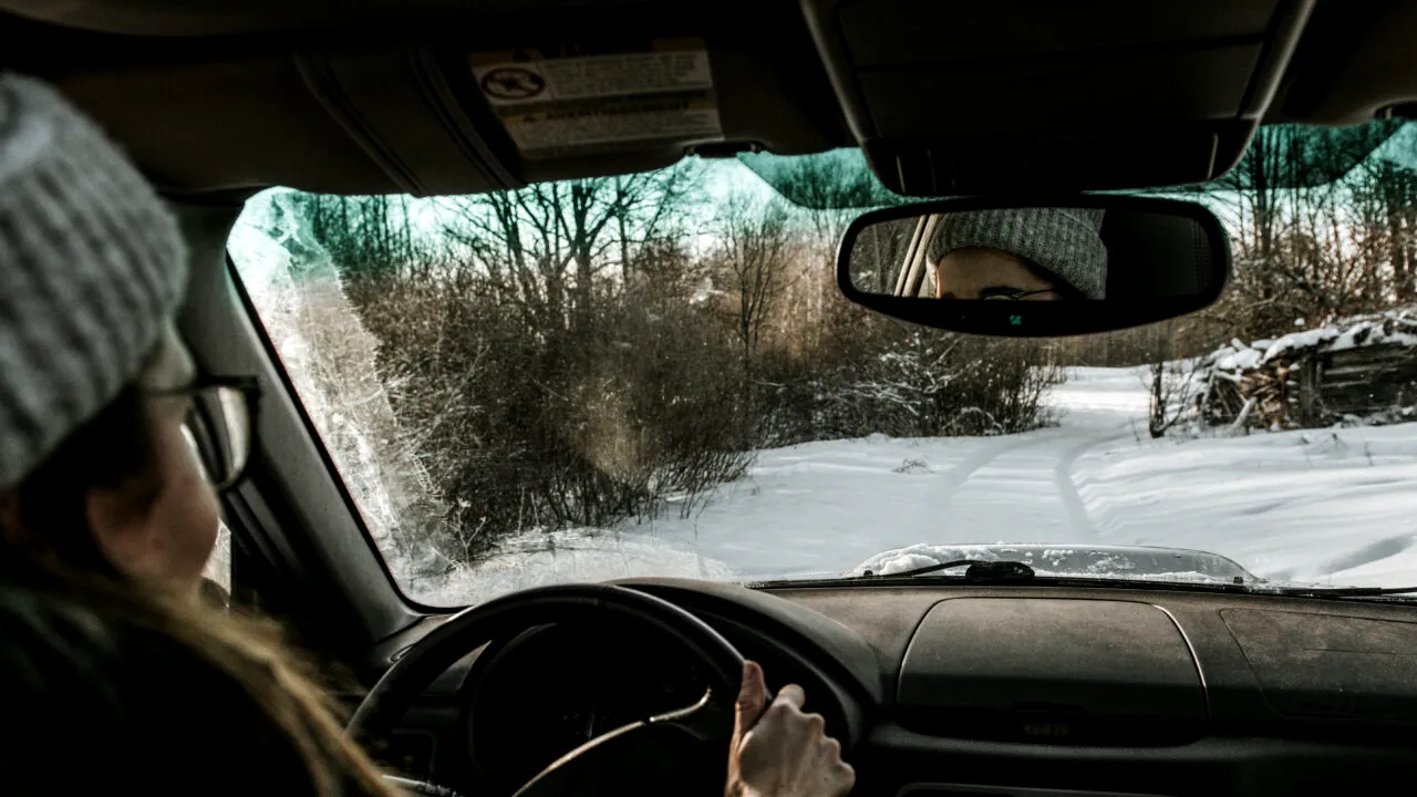 Produsul care previne aburirea parbrizului. Costă mai puțin de 15 lei și multe persoane îl au acasă