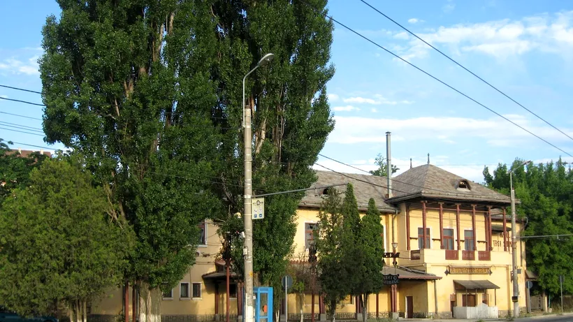 Clădire-simbol din Iași, distrusă peste noapte cu buldozerul. Scriitori celebri i-au călcat pragul, pomenind-o în scrierile lor. Primăria acuză lucrări ilegale. „Este o inconștiență!” (GALERIE FOTO)