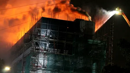 INCENDIU în estul Londrei. Un bloc de locuințe a luat foc, iar sute de pompieri au intervenit la fața locului