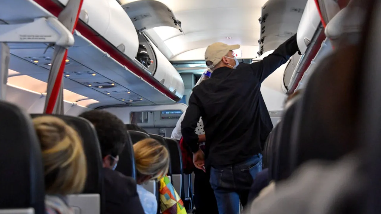 Nu e de glumă! Pasageri amendați cu 1.000 de dolari pentru că au refuzat să poarte mască în avion