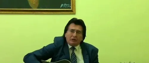 Nicolae Robu, filmat în timp ce cântă la chitară și cu vocea VIDEO