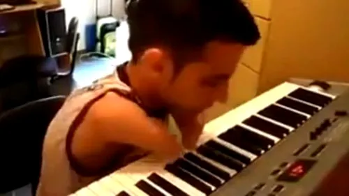 Viral pe internet. Un tânăr reușește să cânte la pian, deși nu are mâini. VIDEO