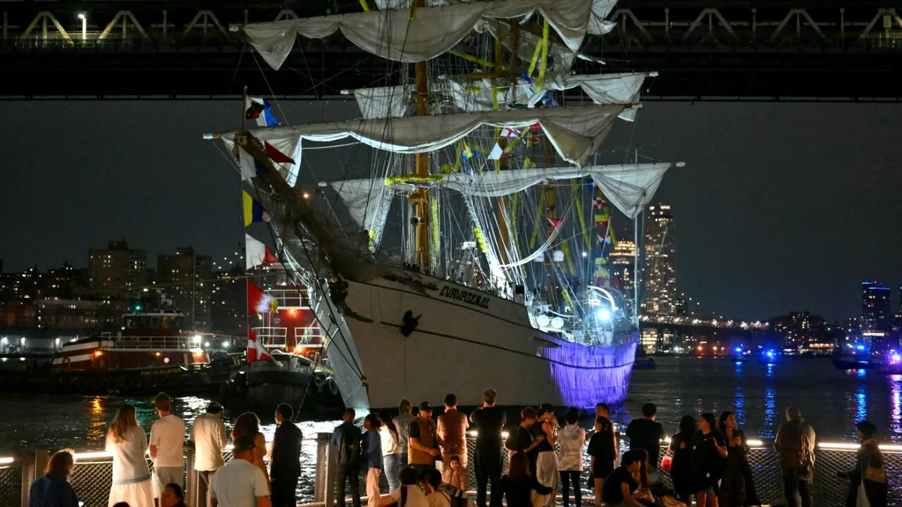 TRAGEDIE la New York. Două persoane au murit, după ce velierul Cuauhtémoc al Marinei mexicane s-a lovit de podul Brooklyn