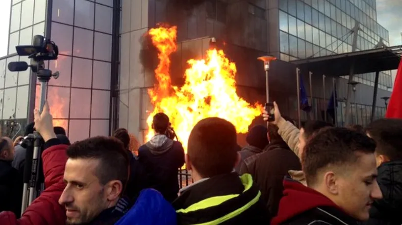 Sediul Guvernului din Kosovo, incendiat de protestatari